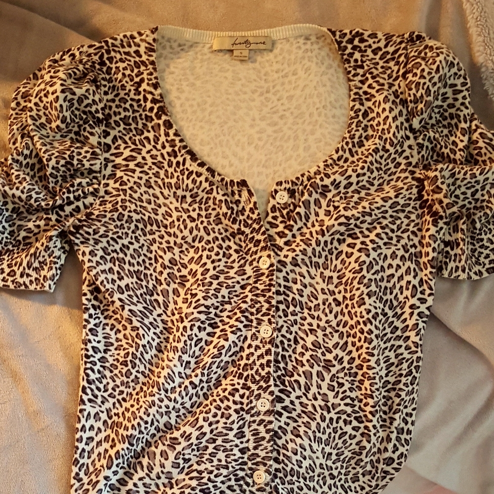 Puff short Sleeve leopard print cardigan.